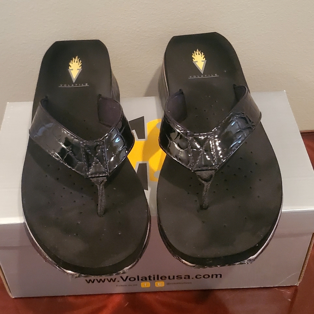 LIGHTLY USED Volatile Downunder Black Women's Size 9 Sandals